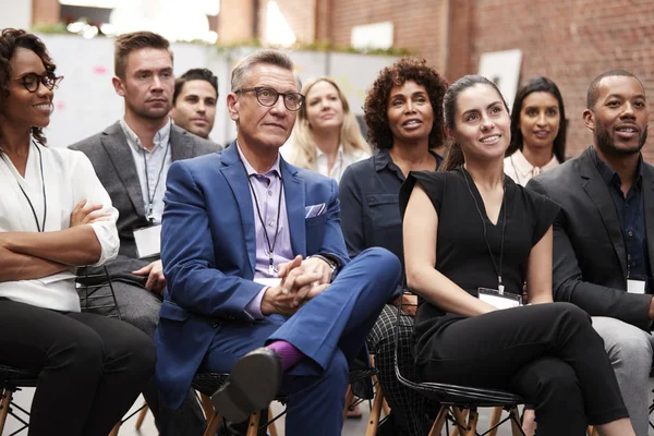 Groep Van Zakenlieden Zakenvrouwen Die Naar Presentatie Luisteren Tijdens Conferentie — Stockfoto