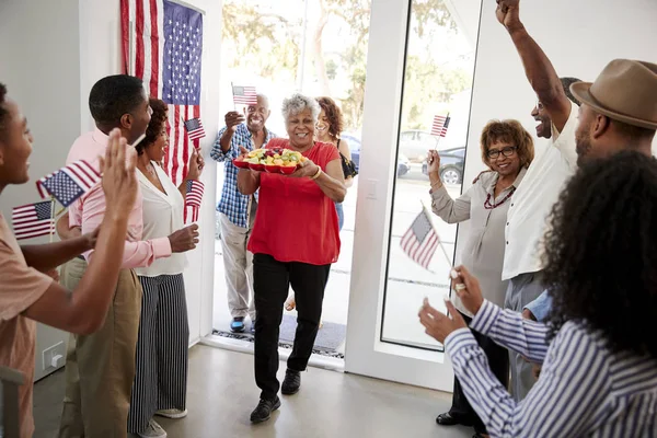 Schwarze Familie Kommt Mit Ihren Verwandten Einer Party Zum Unabhängigkeitstag — Stockfoto