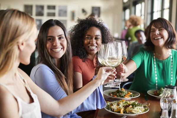 Restoranda Yemekte Tost Yapan Bir Grup Kadın Arkadaş — Stok fotoğraf
