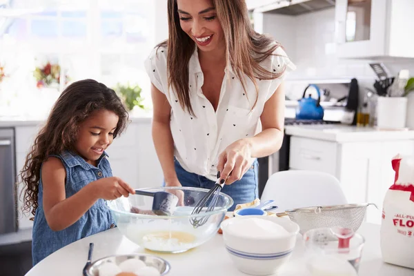 Joven Chica Hispana Haciendo Pastel Cocina Con Madre Cintura Hacia —  Fotos de Stock