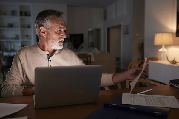 Senior Uomo Ispanico Controllare Sue Finanze Online Casa Utilizzando Computer — Foto Stock