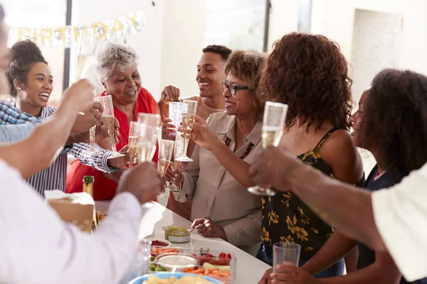 Τρεις Γενιά Οικογένεια Γιορτάζοντας Μαζί Κάνει Μια Πρόποση Για Γιαγιά — Φωτογραφία Αρχείου