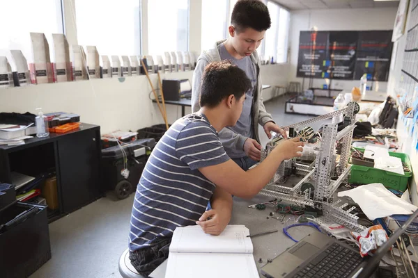 Dois Estudantes Masculinos Faculdade Que Constroem Máquina Classe Robótica Engenharia — Fotografia de Stock