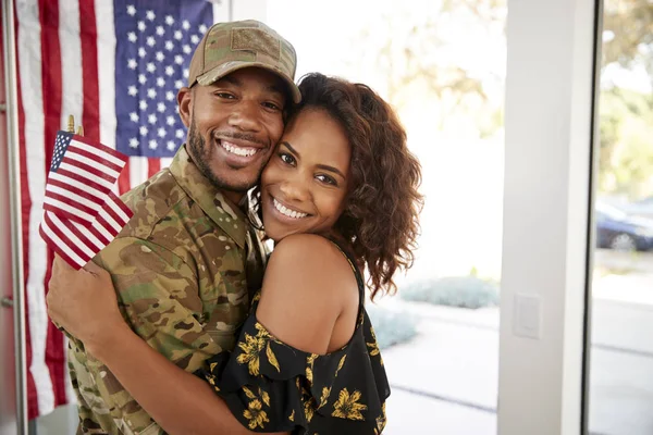 Milenial Soldado Negro Esposa Abrazando Casa Sonriendo Cámara Cerca —  Fotos de Stock