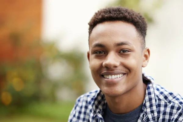 Jeune Homme Noir Extérieur Souriant Caméra Gros Plan Tête Épaules — Photo