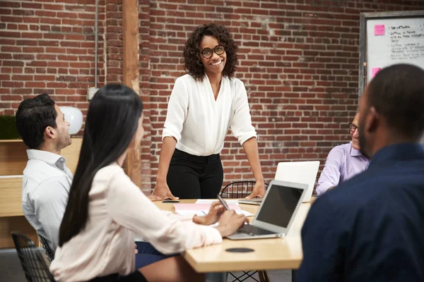 Imprenditrice Piedi Leading Office Meeting Intorno Tavolo — Foto Stock