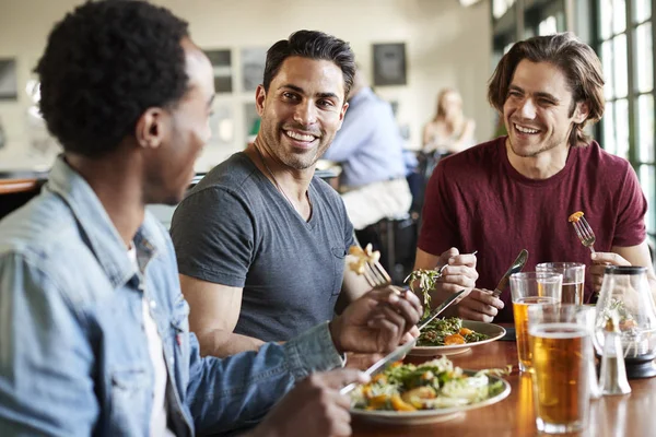 Grupo Amigos Masculinos Disfrutando Comida Restaurante Juntos —  Fotos de Stock