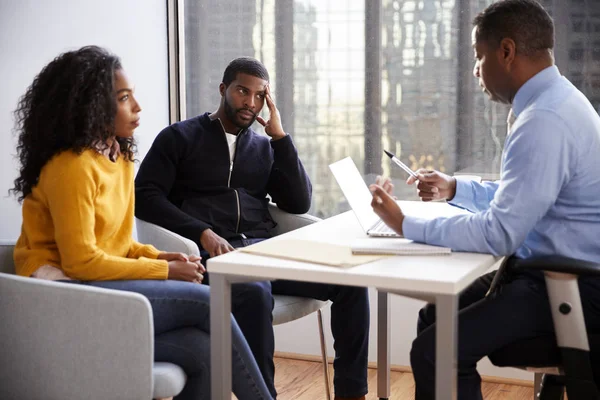 Reunión Pareja Con Asesor Financiero Masculino Consejero Relaciones Oficina —  Fotos de Stock