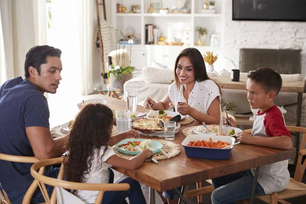 Jovem Família Hispânica Sentada Mesa Jantar Jantando Juntos — Fotografia de Stock