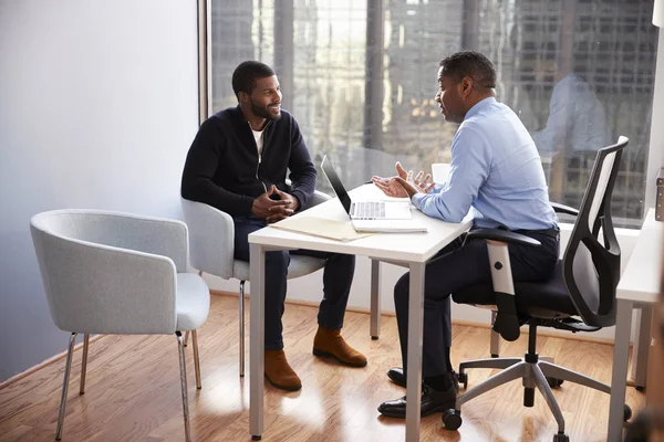 Reunião Homem Sorridente Com Conselheiro Financeiro Masculino Conselheiro Relacionamento Escritório — Fotografia de Stock