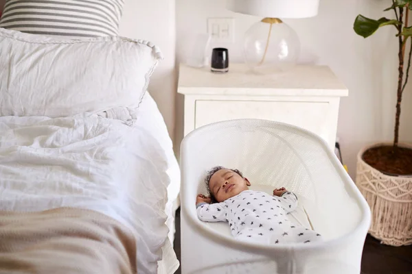Aylık Bebek Yatak Odasında Yatağın Yanında Karyola Uyku — Stok fotoğraf