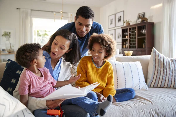 Junge Mutter Sitzt Auf Sofa Wohnzimmer Ihre Tochter Neben Ihr — Stockfoto