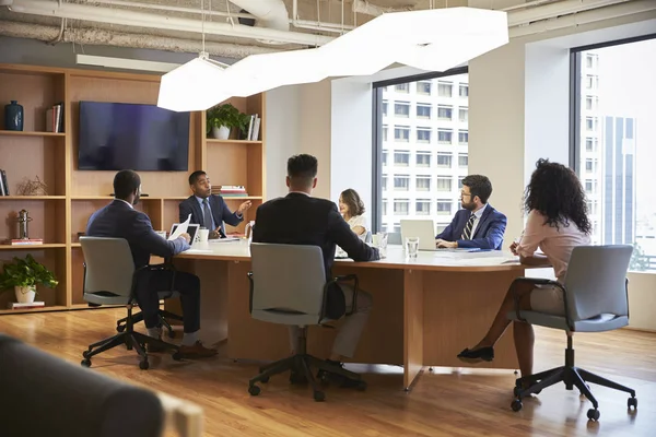 Grupo Profissionais Negócios Que Reúnem Torno Mesa Escritório Moderno — Fotografia de Stock