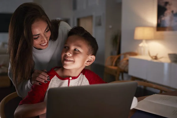 Hispanic Vrouw Kijken Naar Zoon Doen Huiswerk Met Laptop Computer — Stockfoto