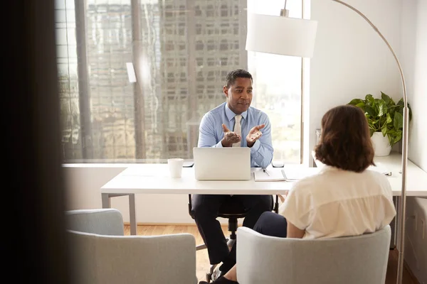 Modern Ofiste Erkek Mali Danışman Masa Başı Kadın Müşteri Toplantı — Stok fotoğraf