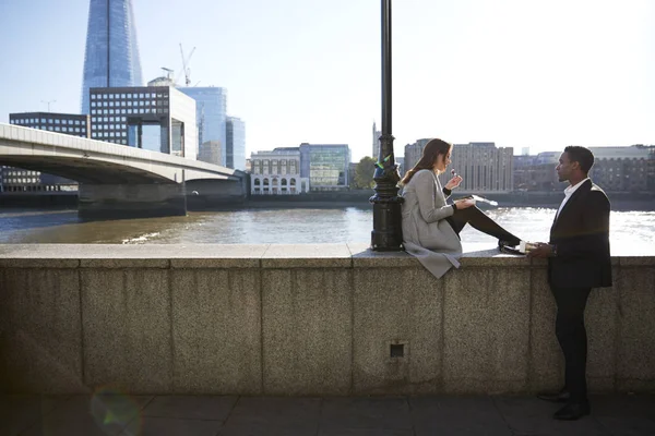 Два Коллеги Тысячелетия Отдыхают Сидя Набережной Обедая Возле Лондонского Моста — стоковое фото