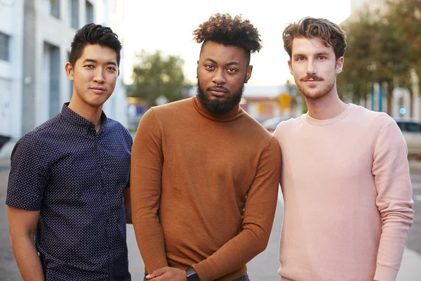 三个时髦的年轻成年男性朋友站在城市街道看相机 — 图库照片
