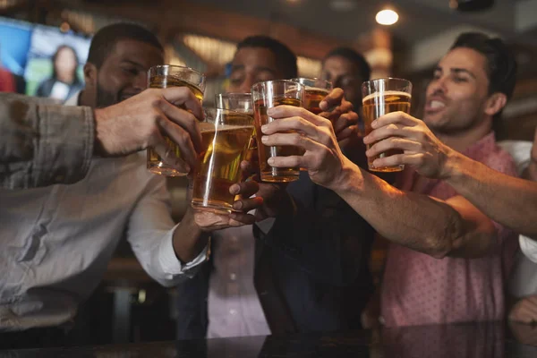 Grupo Amigos Masculinos Noche Para Despedida Soltero Bar Haciendo Tostadas — Foto de Stock