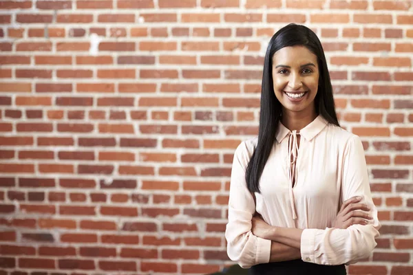 Portrait Sourire Jeune Femme Affaires Debout Contre Mur Brique Dans — Photo