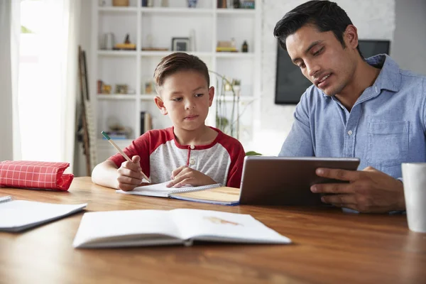 Hispanic Pre Teen Pojke Sitter Vid Bordet Arbetar Med Sin — Stockfoto