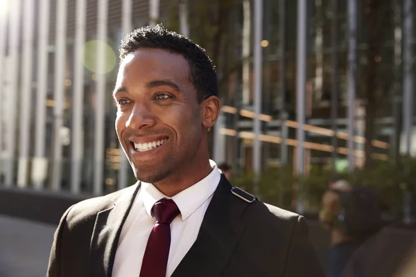 Joven Hombre Negocios Negro Con Traje Negro Pie Calle Sonriendo —  Fotos de Stock