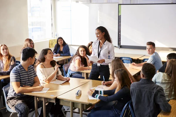 Profesora Escuela Secundaria Femenina Pie Por Estudiante Lección Enseñanza Mesa — Foto de Stock