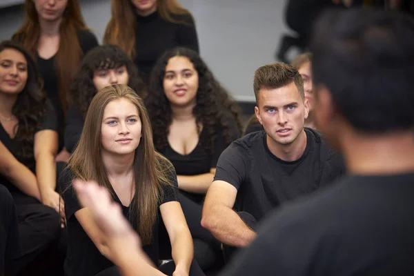 Profesora Escuela Artes Escénicas Hablando Con Los Estudiantes Sentados Piso — Foto de Stock