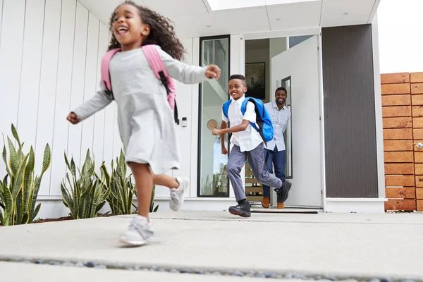 Bambini Eccitati Che Scappano Dalla Porta Principale Mentre Vanno Scuola — Foto Stock