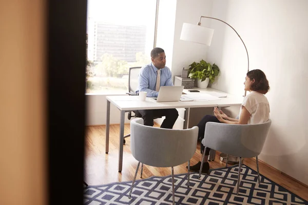 Mannelijk Financieel Adviseur Modern Kantoor Zittend Bureauvergadering Vrouwelijke Cliënt — Stockfoto