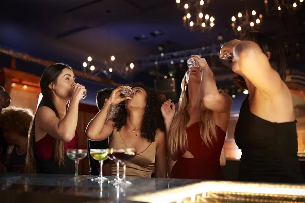 Grupp Kvinnliga Vänner Dricker Skott Cocktail Bar Tillsammans — Stockfoto