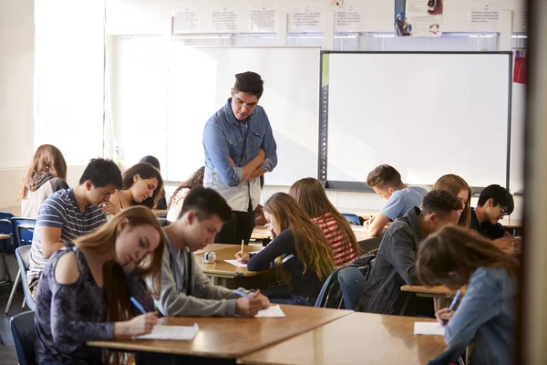 Mannelijke Middelbare School Leraar Staande Door Interactieve Whiteboard Les — Stockfoto