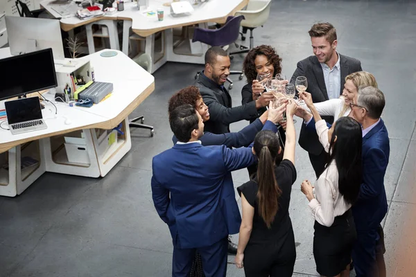 Geschäftsteam Feiert Erfolg Mit Champagner Toast Modernen Büro — Stockfoto
