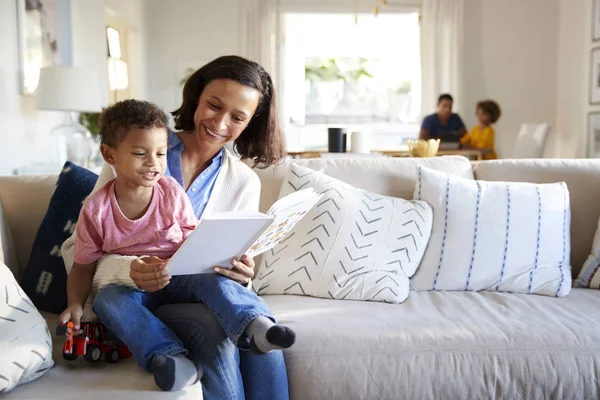 Close Young Mother Sitting Sofa Living Room Her Toddler Her — Stock Photo, Image