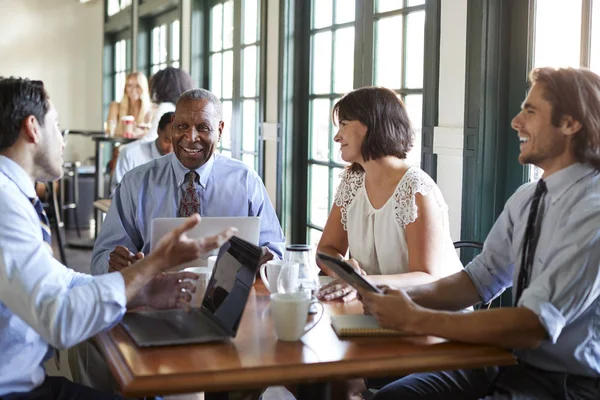 Business Team Riunione Informale Intorno Tavolo Caffetteria — Foto Stock