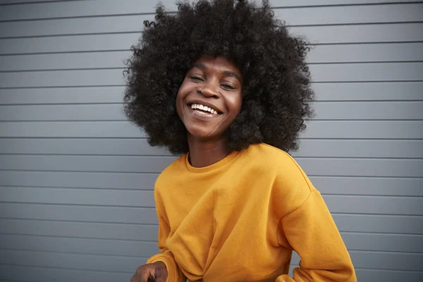 Mladá Černoška Afro Stojící Proti Šedým Bezpečnostním Okenicím Smějící Kamery — Stock fotografie