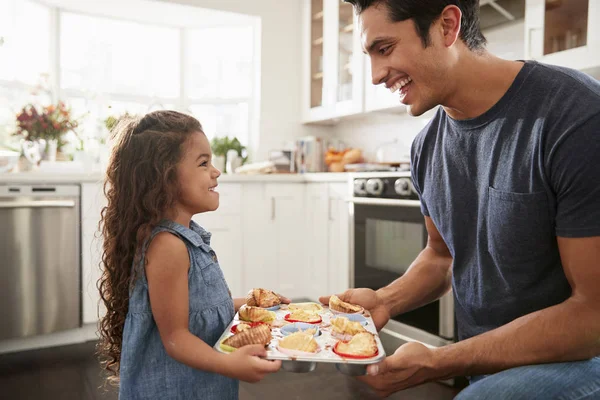 Gülümseyen Genç Spanyol Kız Babasına Kek Sunan Mutfakta Ayakta — Stok fotoğraf