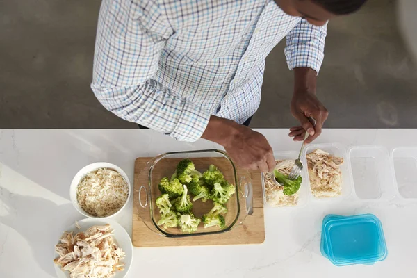 Visão Aérea Homem Cozinha Que Prepara Refeição Alta Proteína — Fotografia de Stock