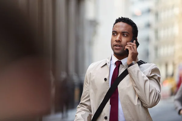 Millennial Hombre Negocios Negro Caminando Una Calle Ajetreada Londres Usando — Foto de Stock