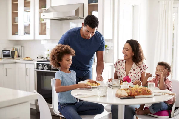 Madre Joven Sentada Mesa Cocina Con Niños Padre Sirviéndoles Comida —  Fotos de Stock