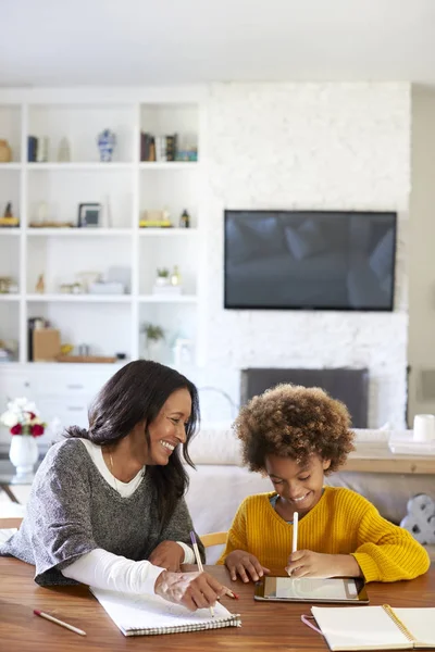 Femme Âge Moyen Faisant Ses Devoirs Avec Petite Fille Assise — Photo