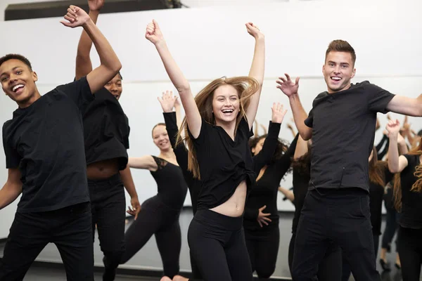 舞台芸術学校の男女学生がスタジオでストリートダンスをリハーサル — ストック写真