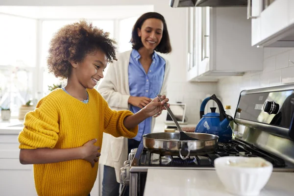 Pre Tiener Meisje Staat Kookplaat Keuken Met Behulp Van Spatel — Stockfoto