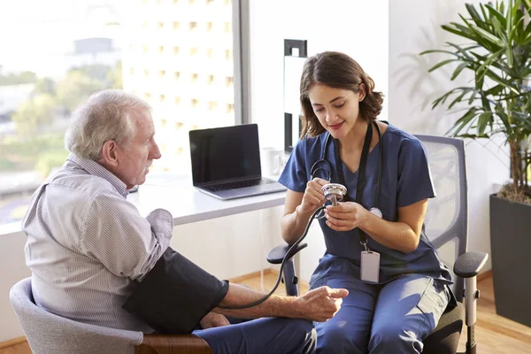 Verpleegster Dragen Scrubs Office Controleren Senior Mannelijke Patiënten Bloeddruk — Stockfoto