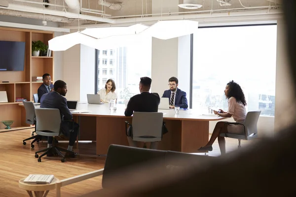 Grupo Profesionales Negocios Que Reúnen Alrededor Mesa Oficina Moderna —  Fotos de Stock