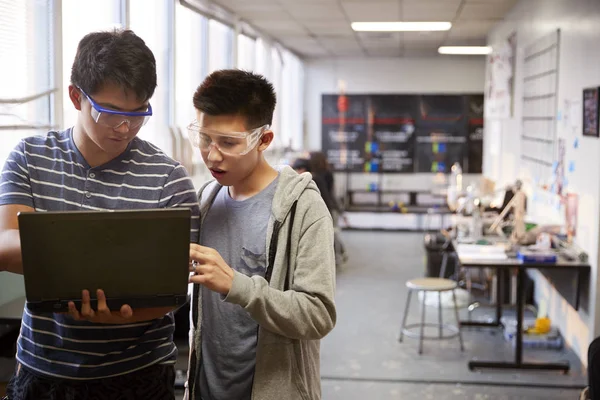 Porträtt Manliga Högskolestudenter Med Datorstyrd Rigg Naturvetenskap Eller Robotik Klass — Stockfoto