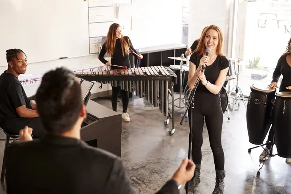 Studenten Bij Performing Arts School Spelen Band Bij Repetitie Met — Stockfoto