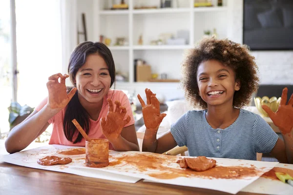 Duas Namoradas Divertindo Brincando Com Argila Modelagem Casa Sorrindo Mostrando — Fotografia de Stock