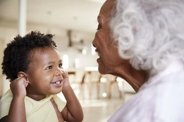 Großmutter Sitzt Hause Mit Enkelin Auf Sofa Und Spielt Zusammen — Stockfoto