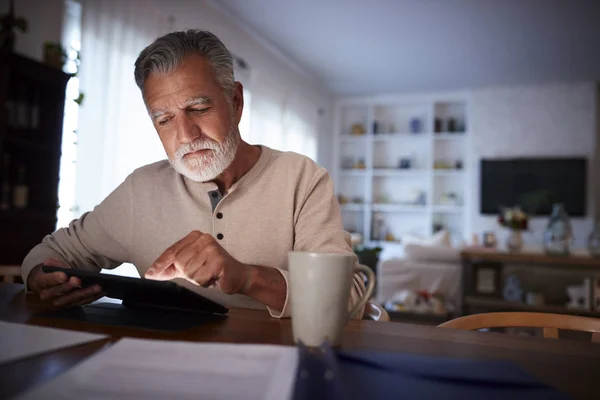 Uomo Ispanico Anziano Seduto Tavolo Pranzo Leggere Libro Elettronico Casa — Foto Stock