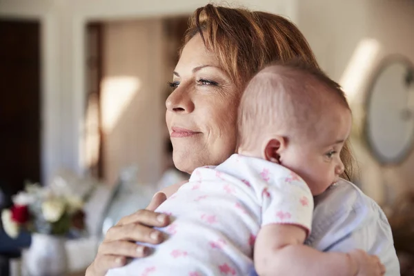 Középkorú Hispán Nagymama Kezében Neki Újszülött Unokája Feje Válla Közelről — Stock Fotó